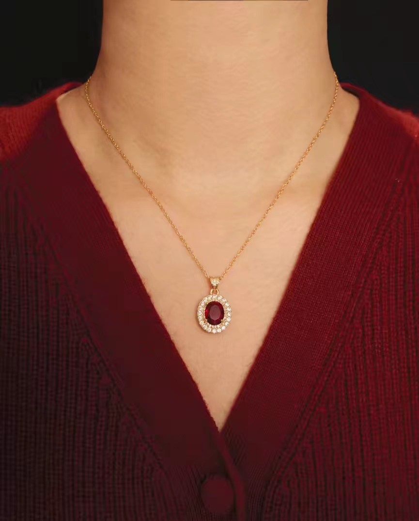 French retro light luxury, high-end sense of elegance, sparkling, micro-set ruby necklace/clavicle chain