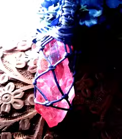 Natural electroplated rose-red crystal column random rough stone net wax-rope necklace
